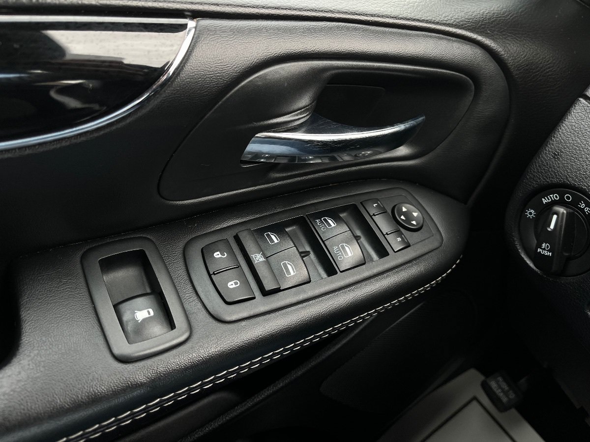 Used 2018 Dodge Grand Caravan SE FWD image 21
