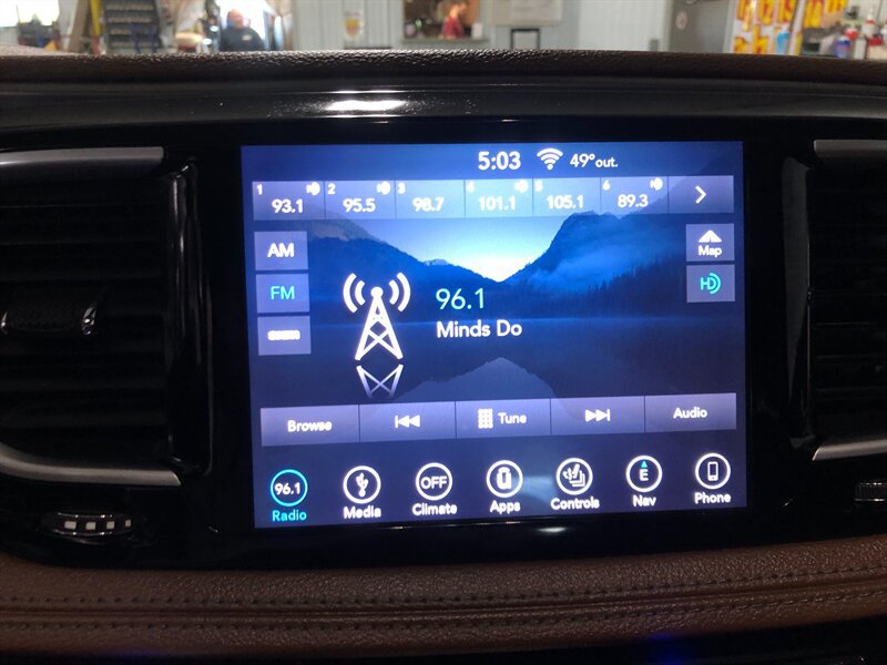 Used 2018 Chrysler Pacifica Limited w/ Tire & Wheel Group FWD image 16