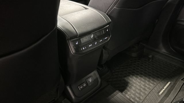 Used 2026 Toyota Highlander Platinum AWD/4WD image 31