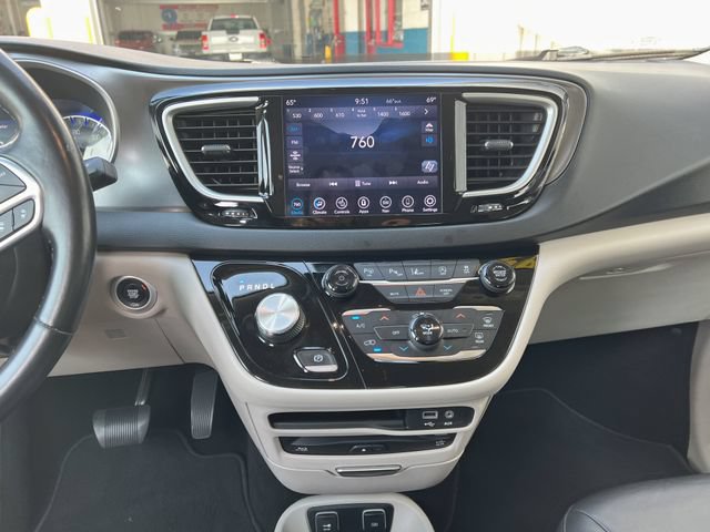 Used 2020 Chrysler Pacifica Touring-L Plus w/ Advanced Safetytec Group FWD image 20