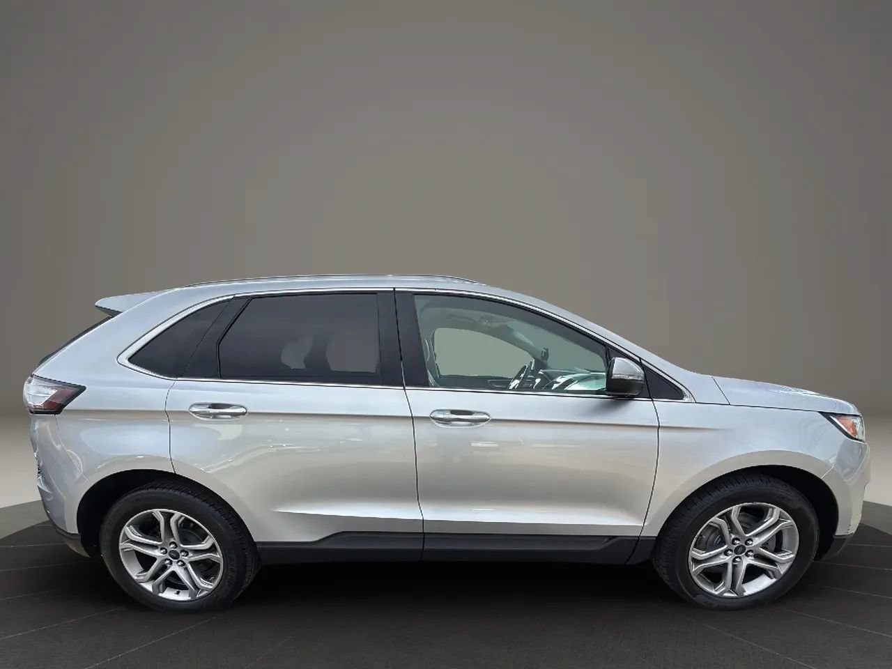 Used 2016 Ford Edge Titanium w/ Technology Package AWD/4WD image 4