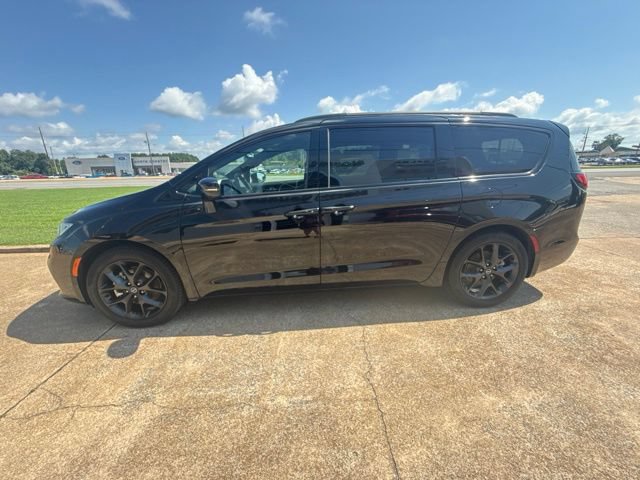 Used 2025 Chrysler Pacifica Limited w/ Uconnect Theater Family Group FWD image 5