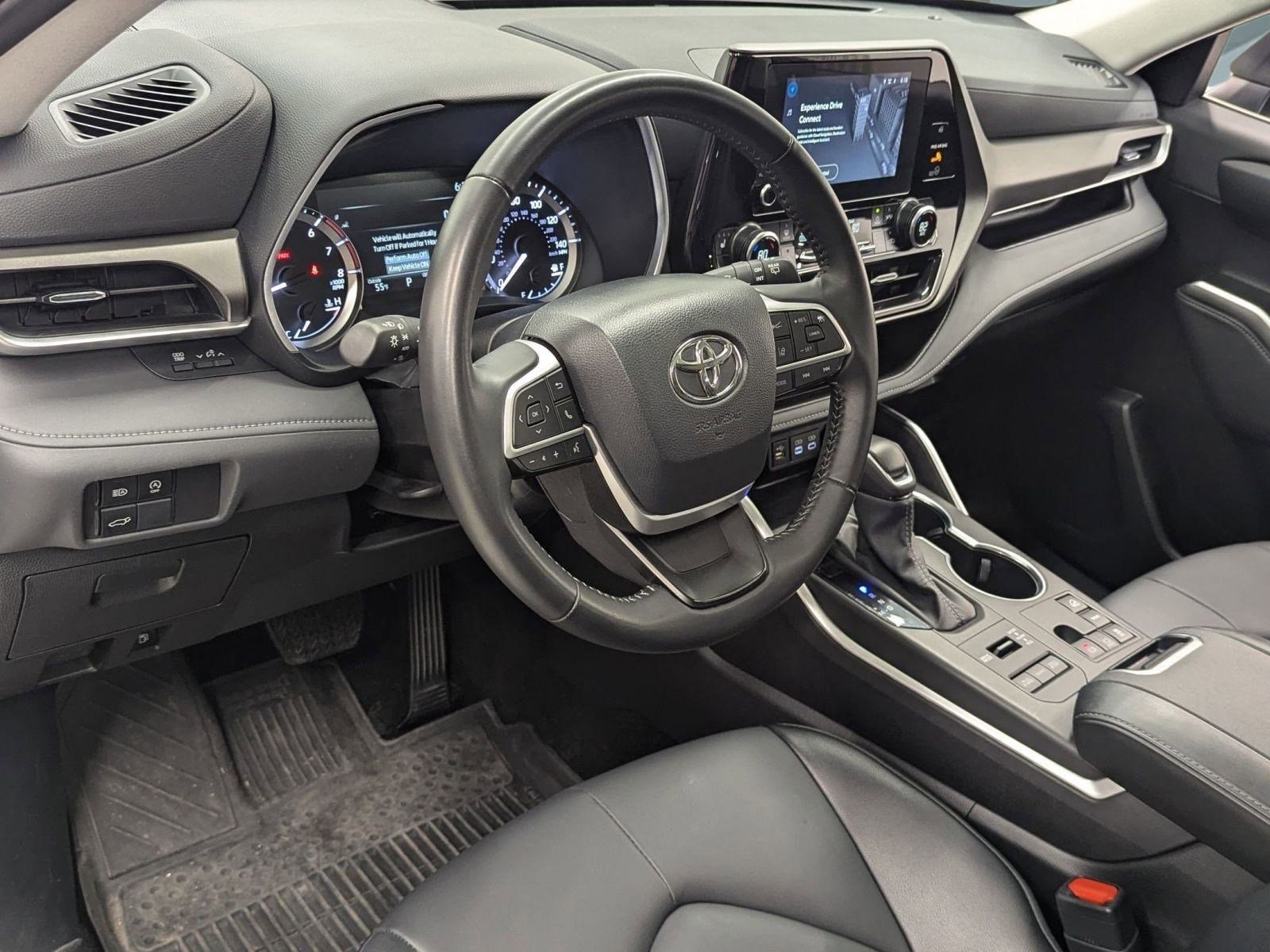 Used 2025 Toyota Highlander XLE image 3