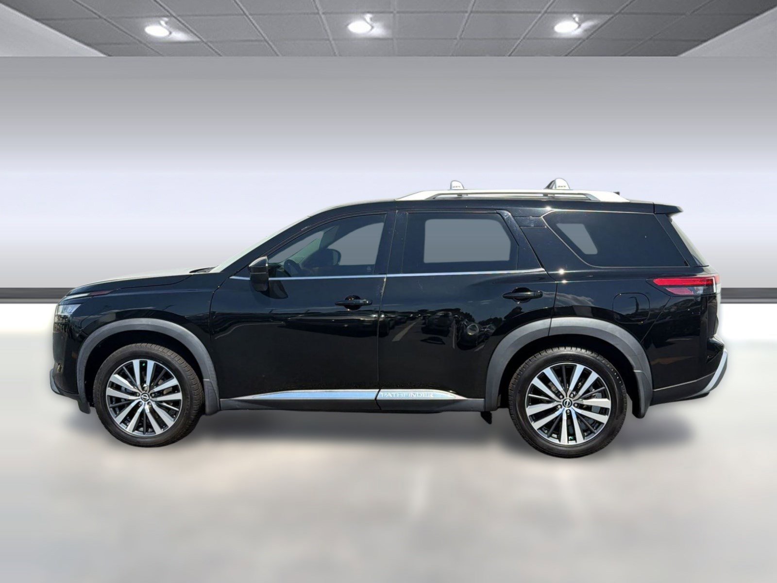 Used 2022 Nissan Pathfinder Platinum w/ Cargo Package FWD image 2