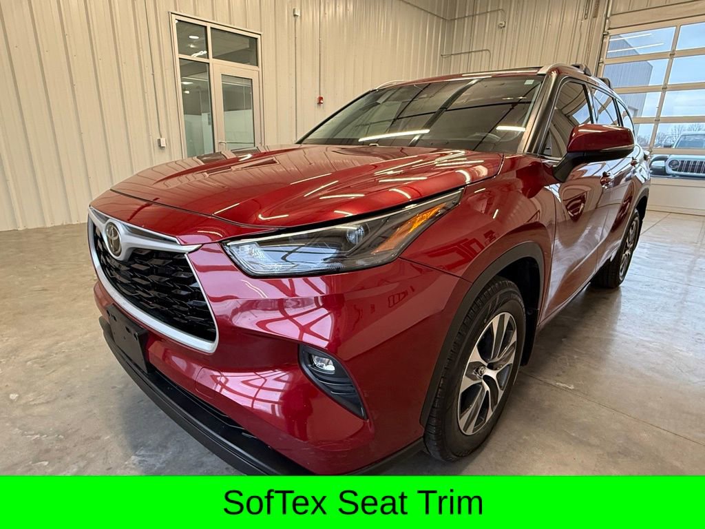 Used 2022 Toyota Highlander XLE image 11
