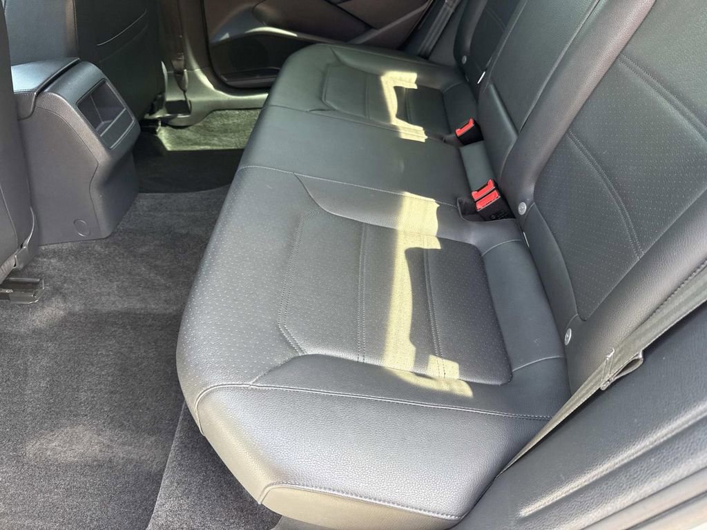 Used 2018 Volkswagen Passat 2.0T R-Line w/ R-Line Lighting Package FWD image 16