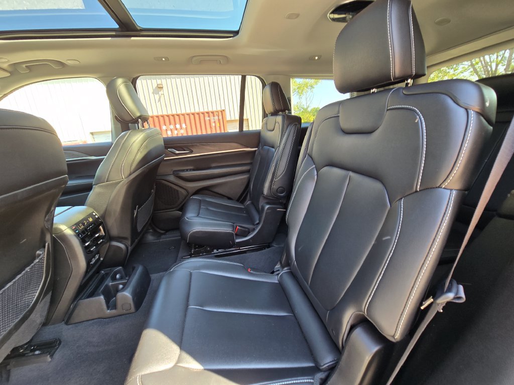 Used 2023 Jeep Grand Cherokee L Limited w/ Black Appearance Package AWD/4WD image 25