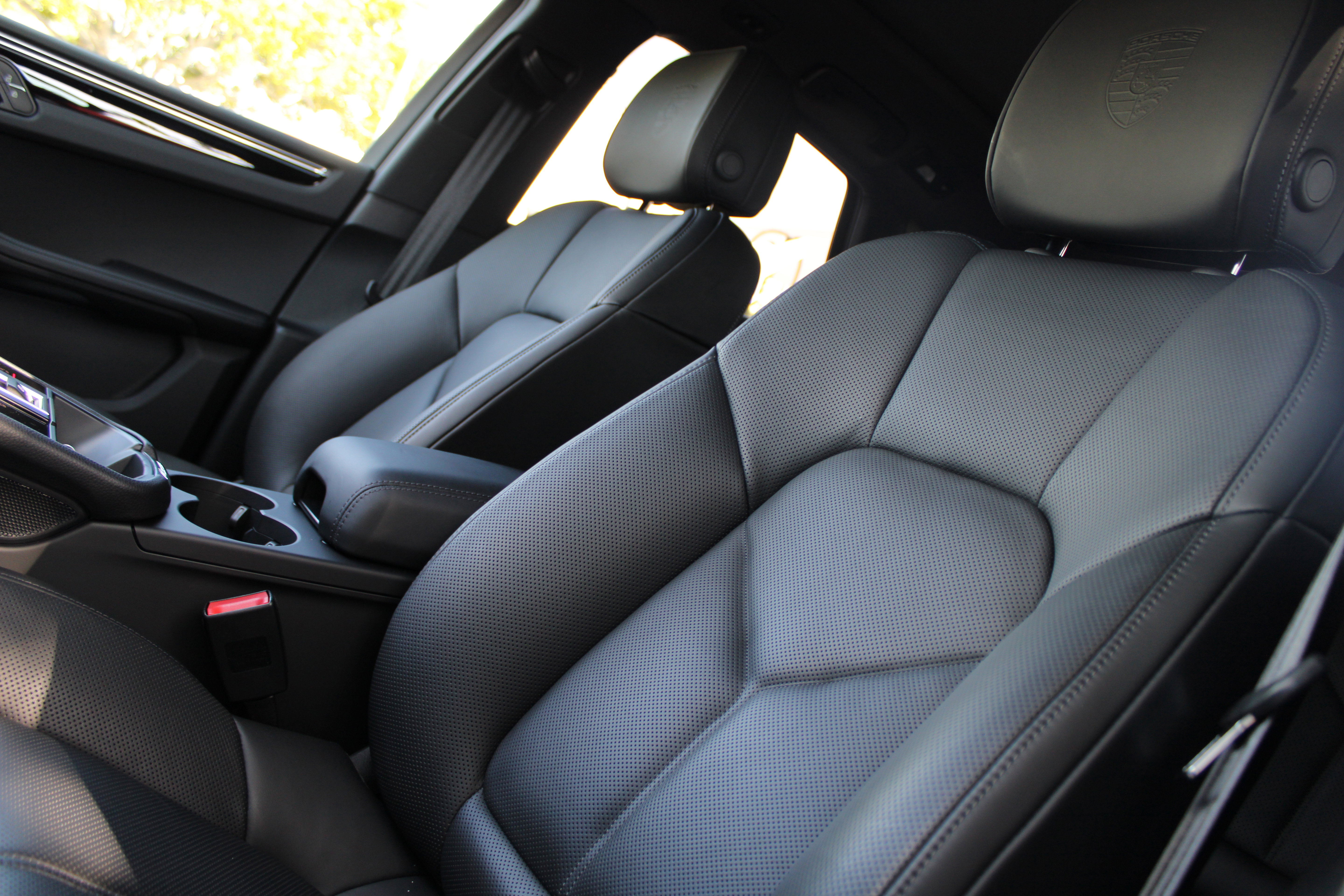Certified 2025 Porsche Macan Turbo image 5