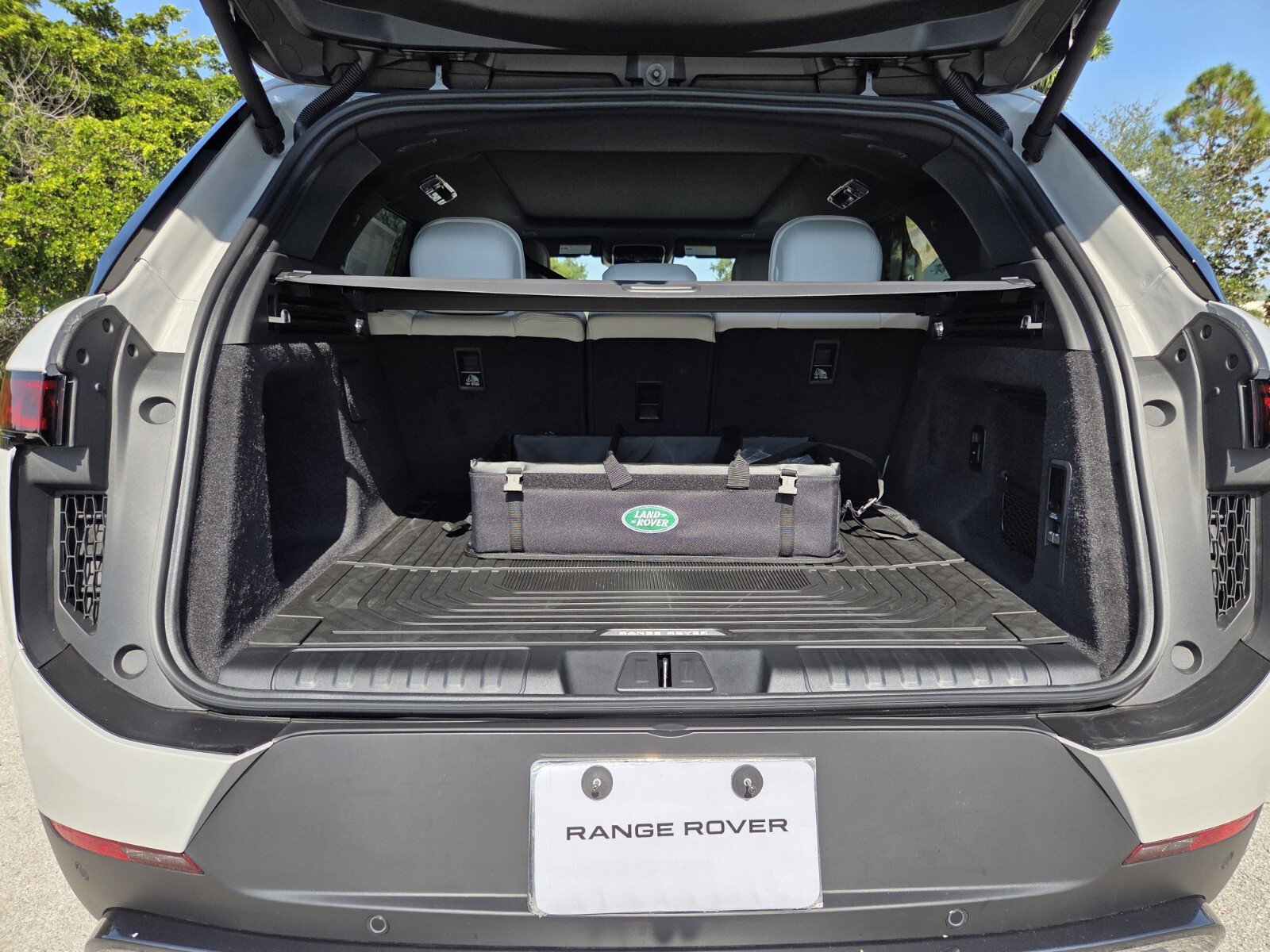 New 2025 Land Rover Range Rover Sport SE image 15