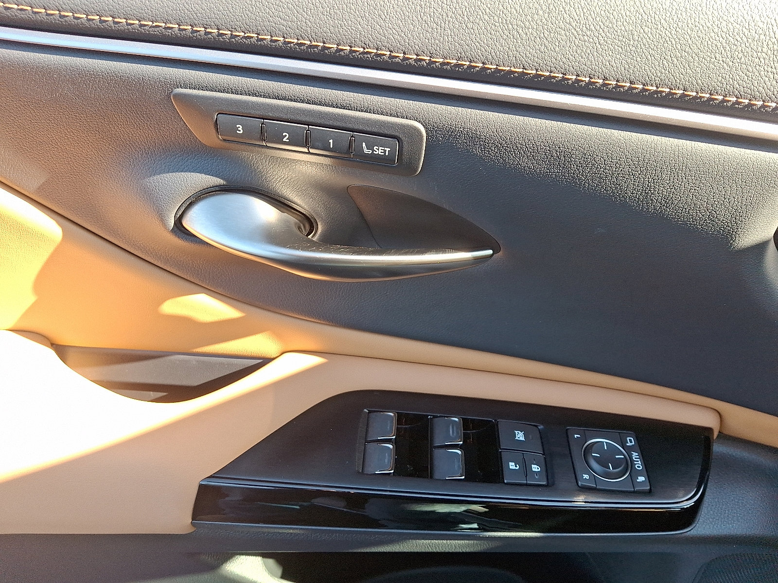 Used 2023 Lexus ES 250 w/ Premium Package image 13