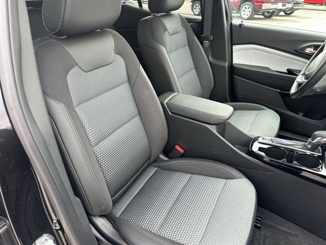 Used 2025 Chevrolet Trax LT w/ Sunroof Package FWD image 24