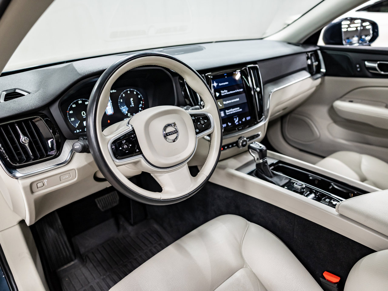 Used 2021 Volvo V60 T5 Cross Country image 4