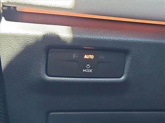 Used 2025 Volkswagen Tiguan SE FWD image 17