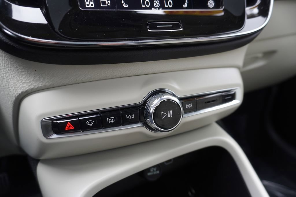 Used 2023 Volvo XC40 B5 Plus image 17