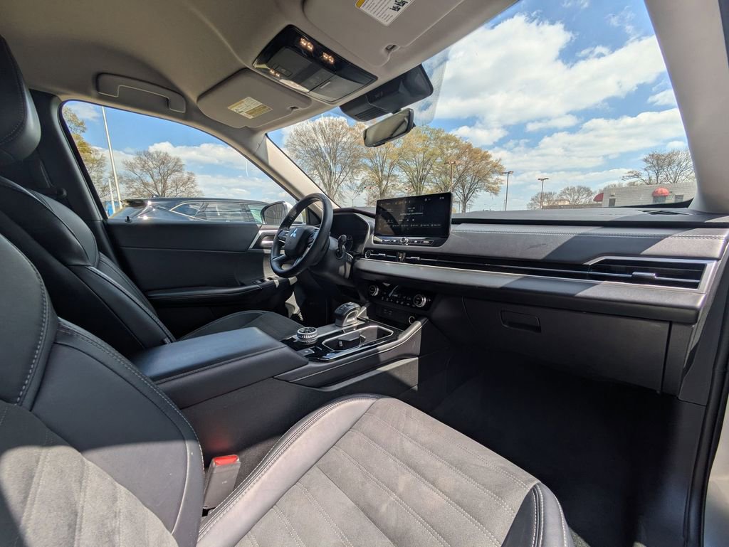 Used 2025 Mitsubishi Outlander SE AWD/4WD image 32