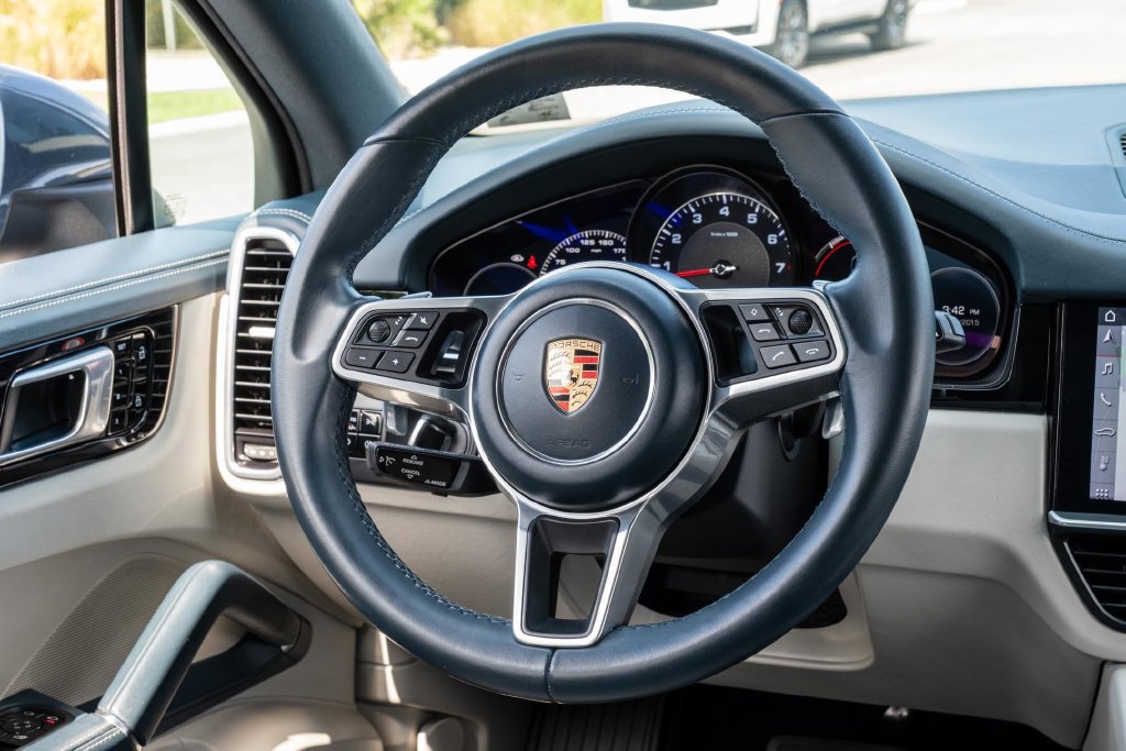 Used 2020 Porsche Cayenne S w/ Premium Package AWD/4WD image 31