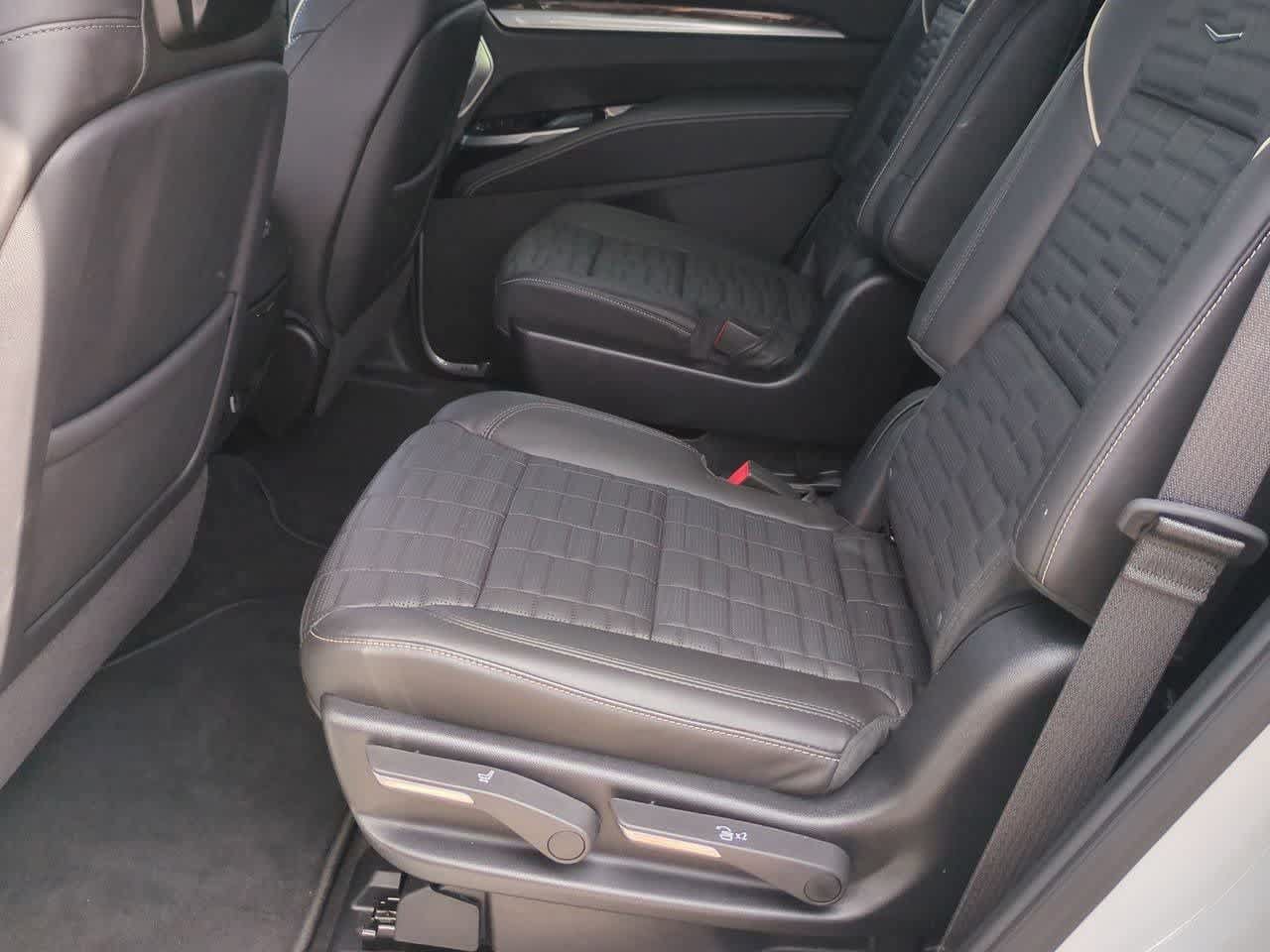 Used 2025 Cadillac Escalade Sport Platinum w/ LPO, ONYX Package AWD/4WD image 19