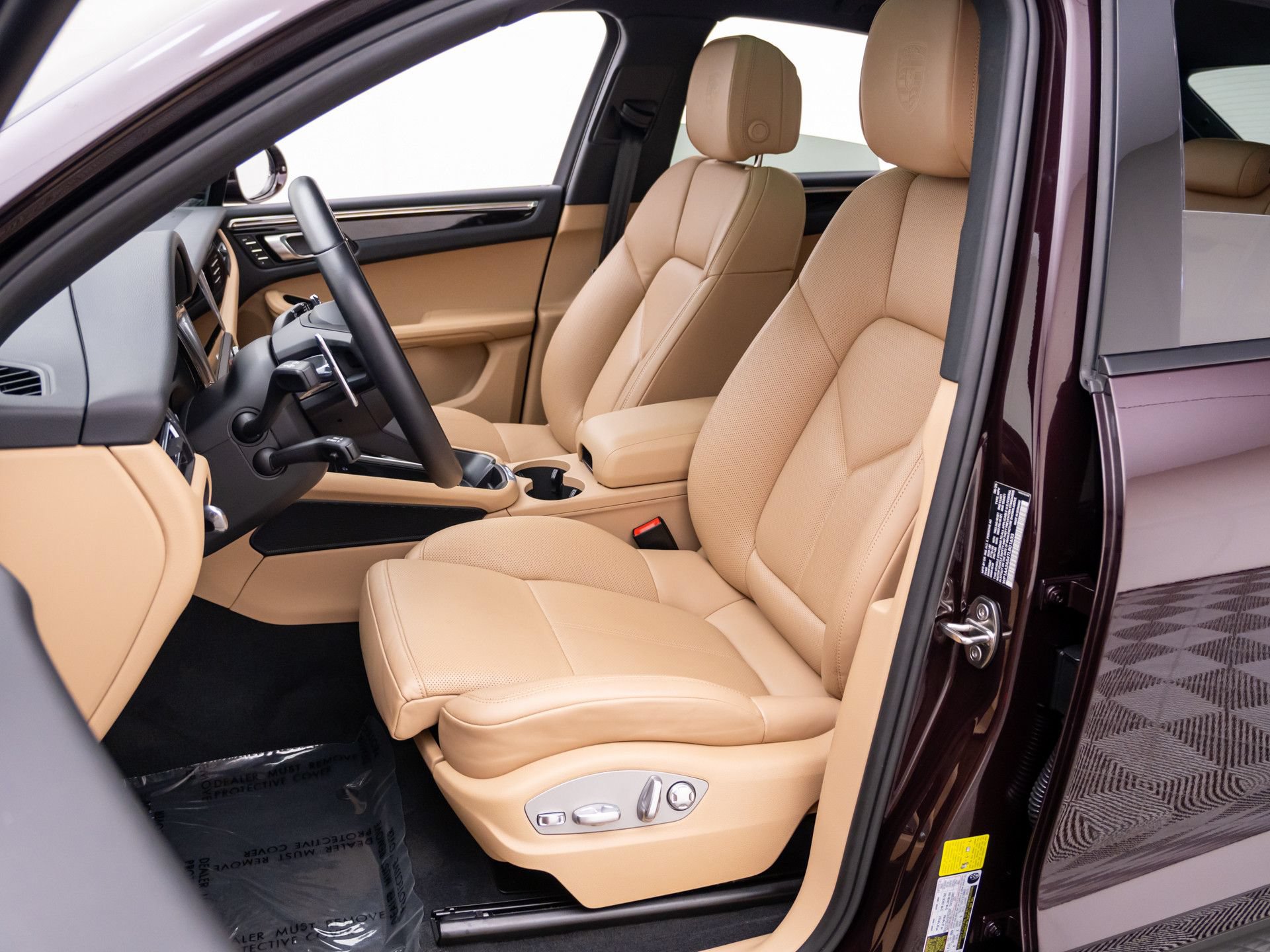 Certified 2026 Porsche Macan AWD/4WD image 5