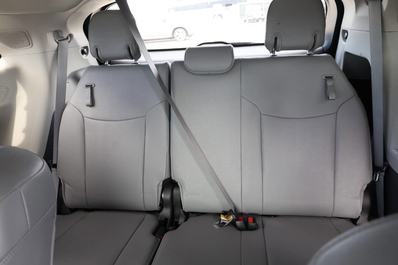 Used 2023 Toyota Sienna Limited AWD/4WD image 17