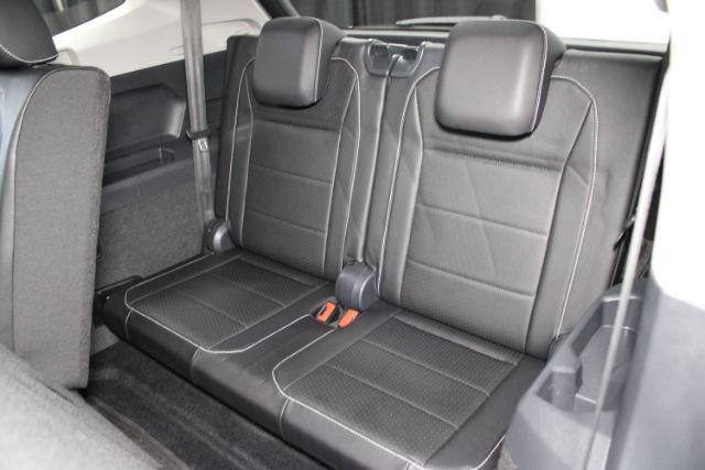 Used 2021 Volkswagen Tiguan SE w/ Panoramic Sunroof Package FWD image 22