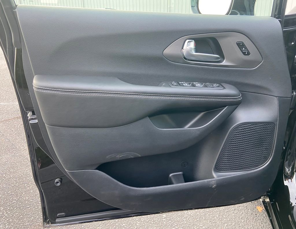 New 2026 Chrysler Pacifica Select image 12