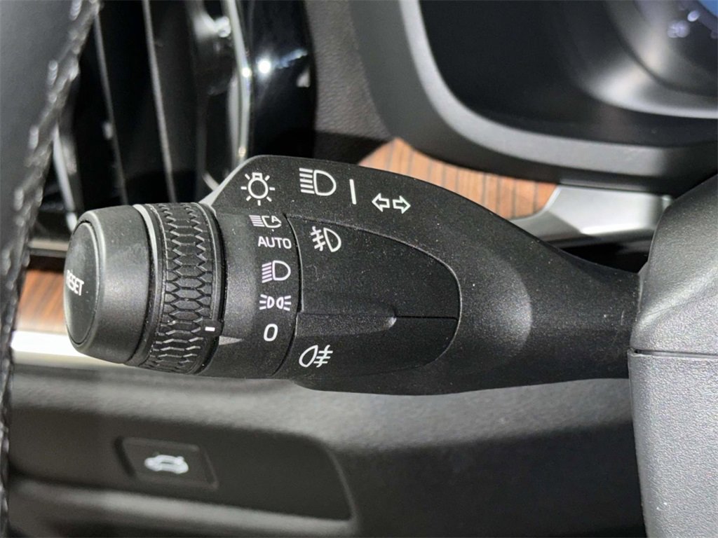 Used 2023 Volvo V60 B5 Cross Country Plus w/ Climate Package image 28