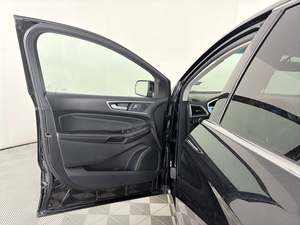 Certified 2017 Ford Edge Titanium w/ Technology Package AWD/4WD image 10