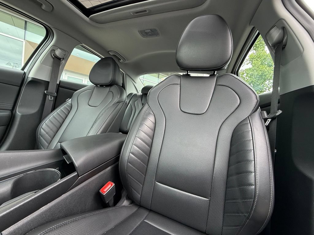 Certified 2025 Hyundai Elantra Limited w/ Cargo Package FWD image 11