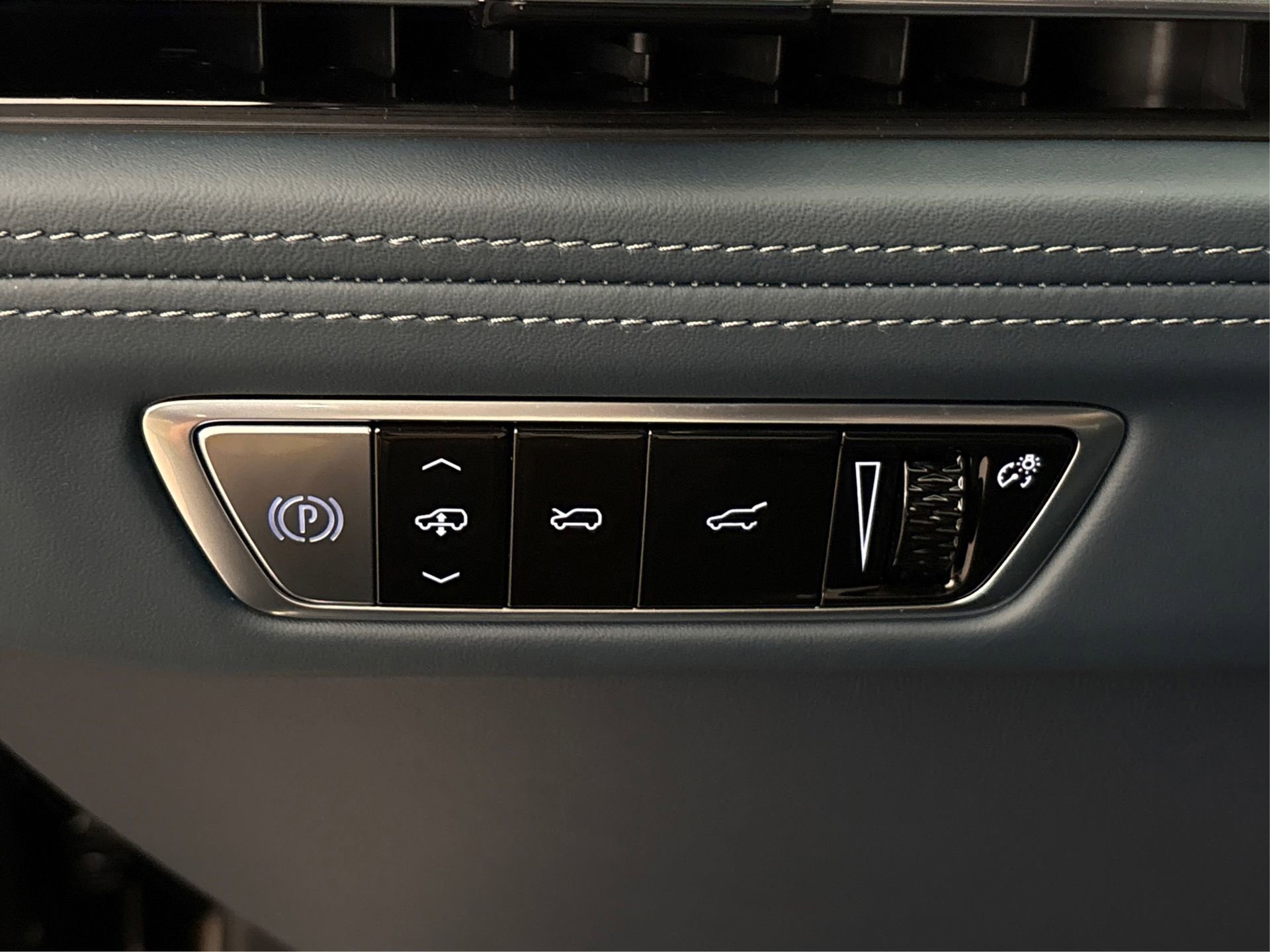 New 2025 Cadillac Escalade IQ Luxury 2 w/ LPO, Radiant Package image 19