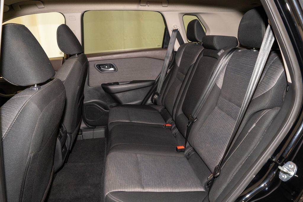 Used 2023 Nissan Rogue SV image 8