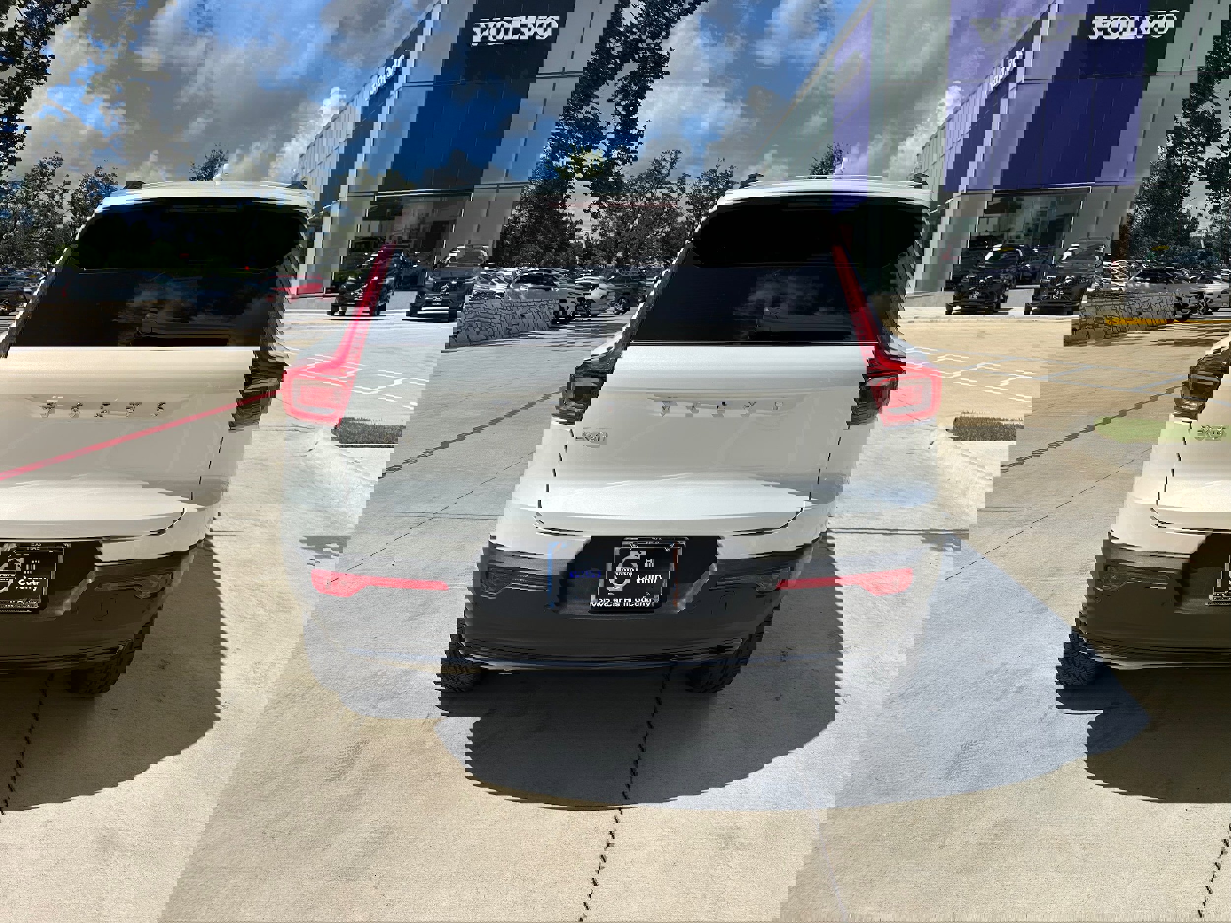 Used 2025 Volvo EX40 Core image 5