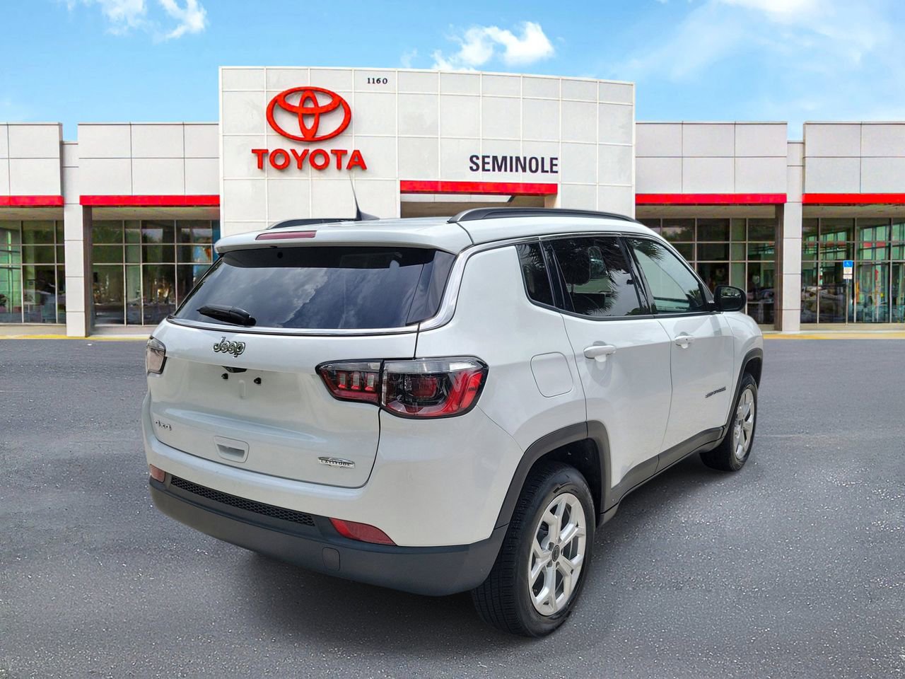 Used 2025 Jeep Compass Latitude w/ Sun & Sound Group AWD/4WD image 3