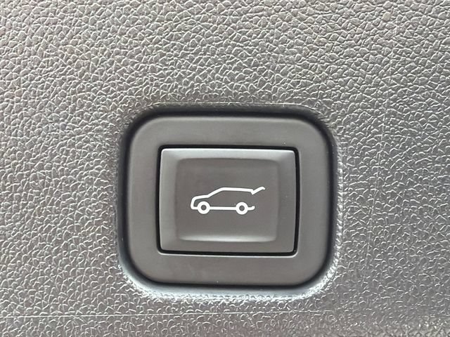 Used 2025 Chevrolet Traverse RS AWD/4WD image 19