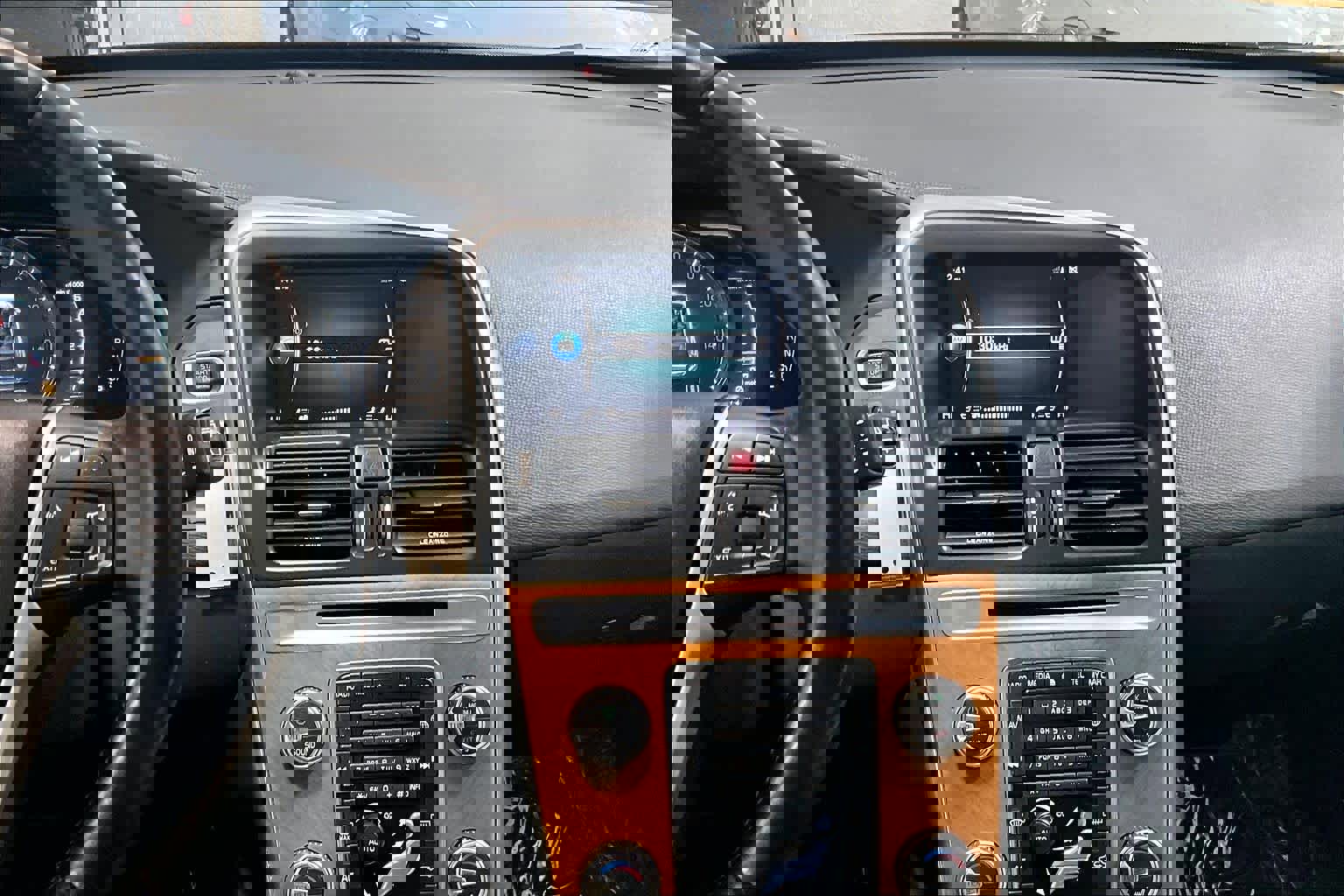 Used 2017 Volvo XC60 T6 Inscription w/ Climate Package AWD/4WD image 7