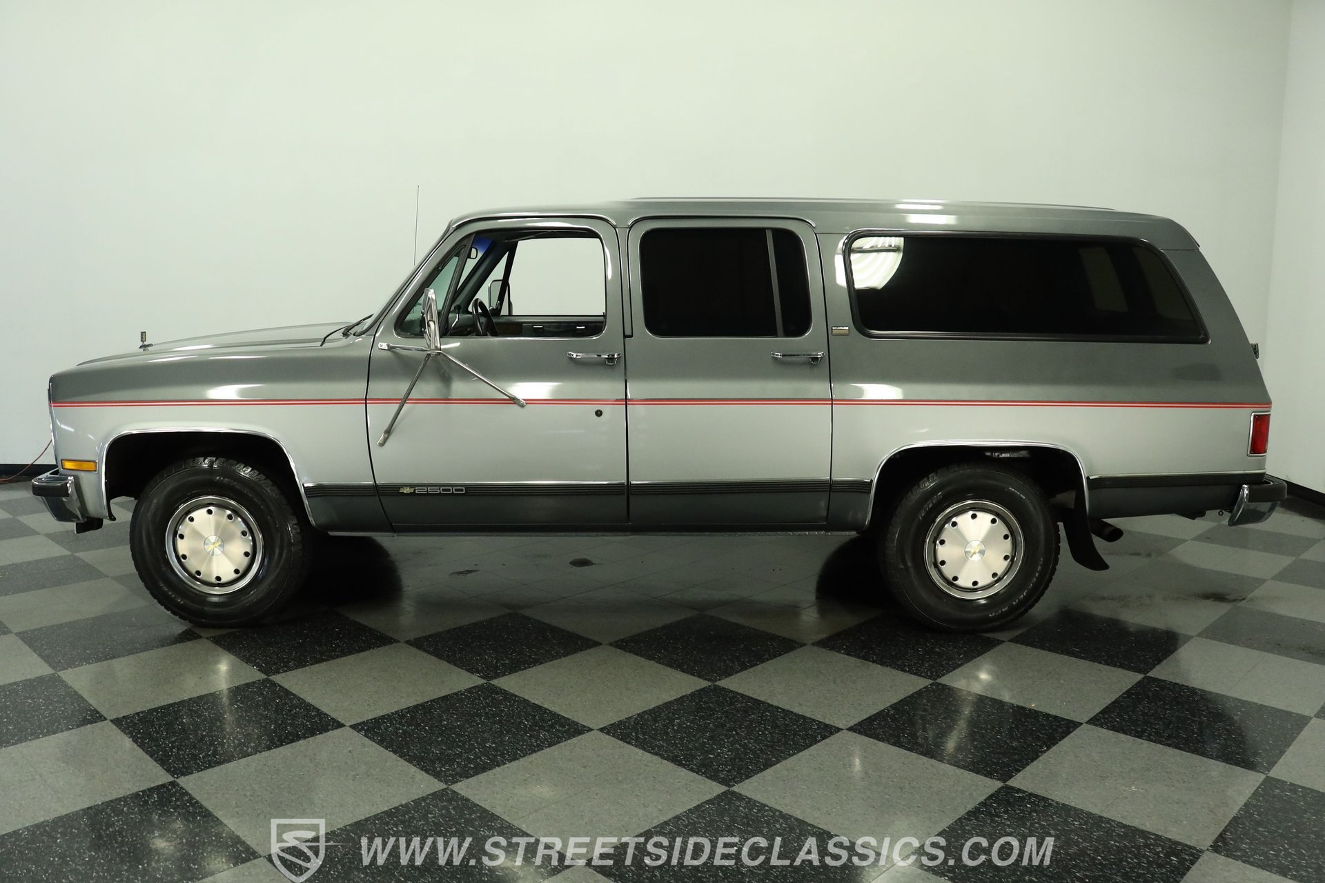 Used 1990 Chevrolet Suburban 2500 RWD image 2