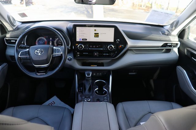 Used 2023 Toyota Highlander L image 17