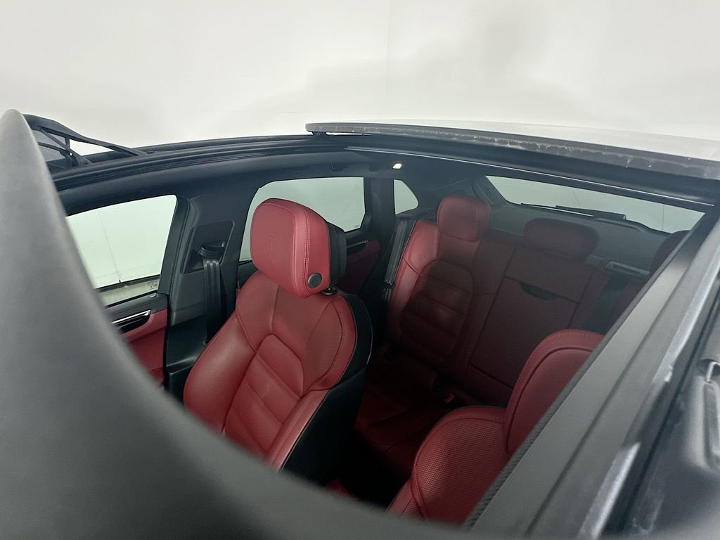 Certified 2025 Porsche Macan image 14