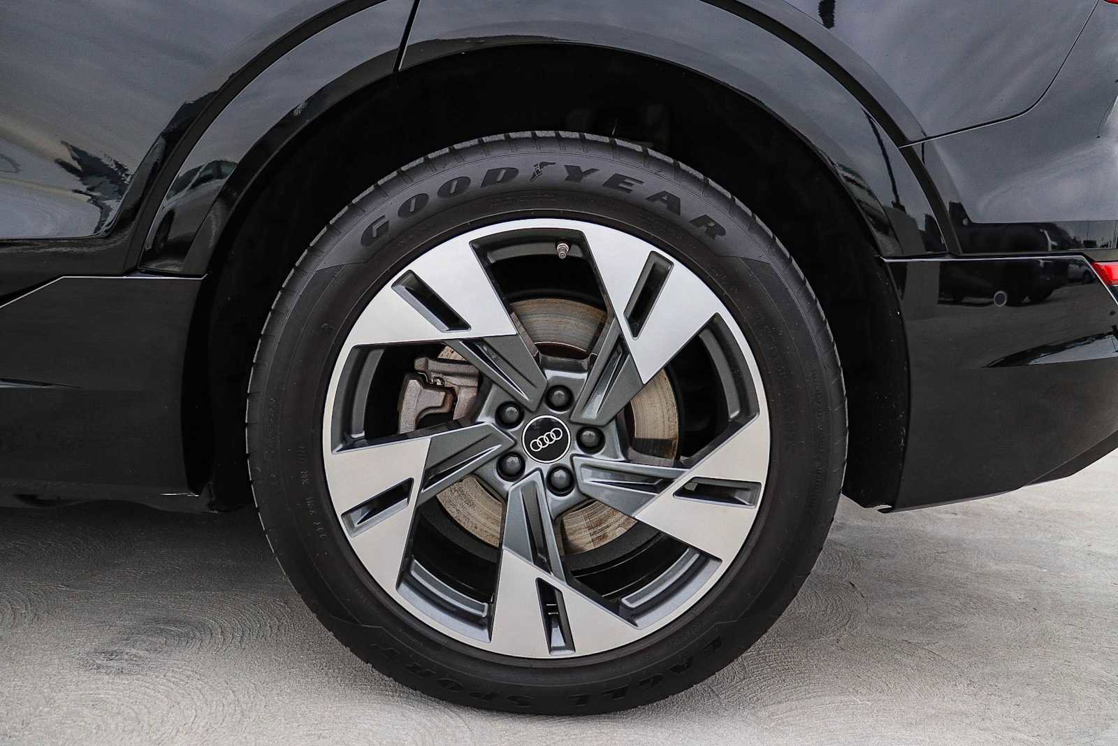 Used 2023 Audi e-tron Premium w/ Convenience Plus Package image 13