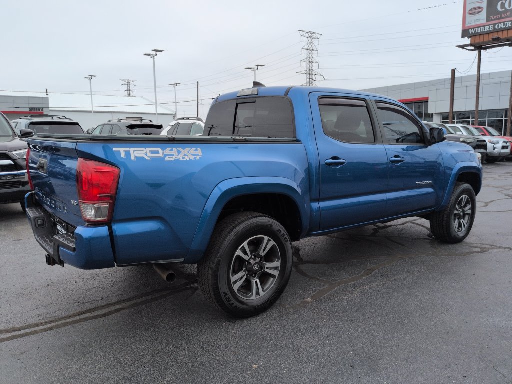 Used 2017 Toyota Tacoma TRD Sport AWD/4WD image 5