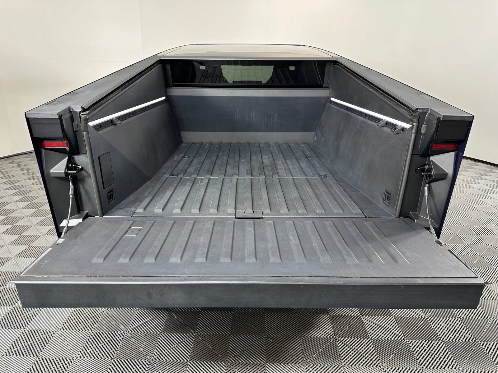 Used 2024 Tesla Cybertruck Cyberbeast AWD/4WD image 31