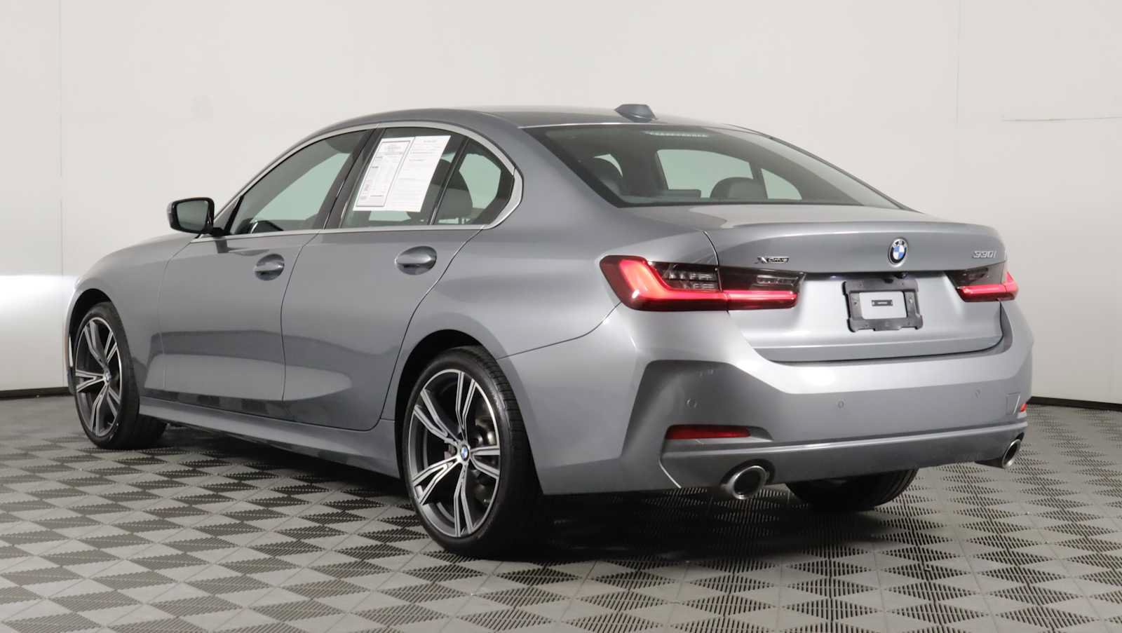 Used 2024 BMW 330i xDrive Sedan w/ Premium Package AWD/4WD image 4