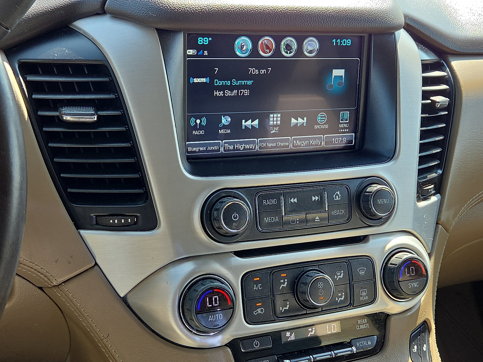 Used 2019 GMC Yukon SLT w/ HD Trailering Package AWD/4WD image 18