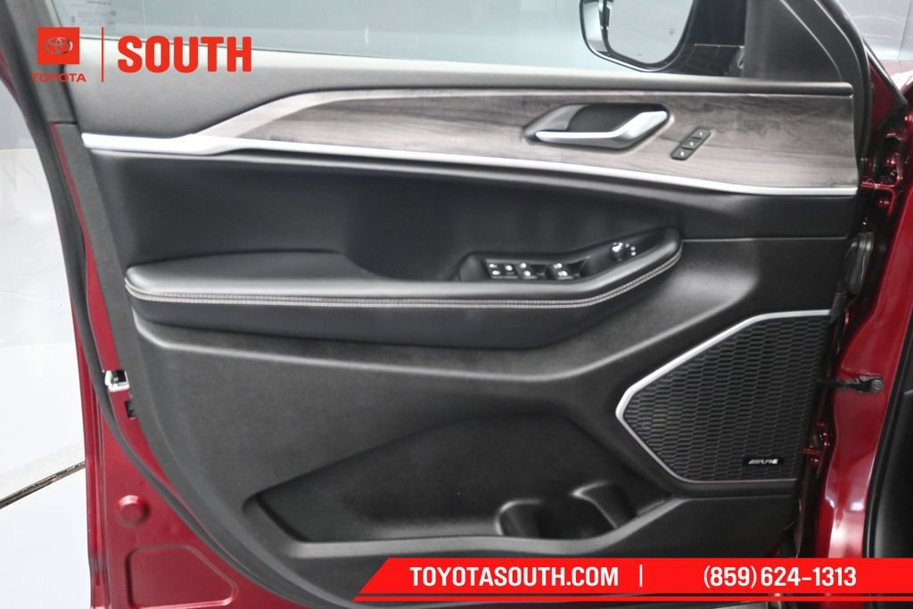 Used 2023 Jeep Grand Cherokee Limited AWD/4WD image 22