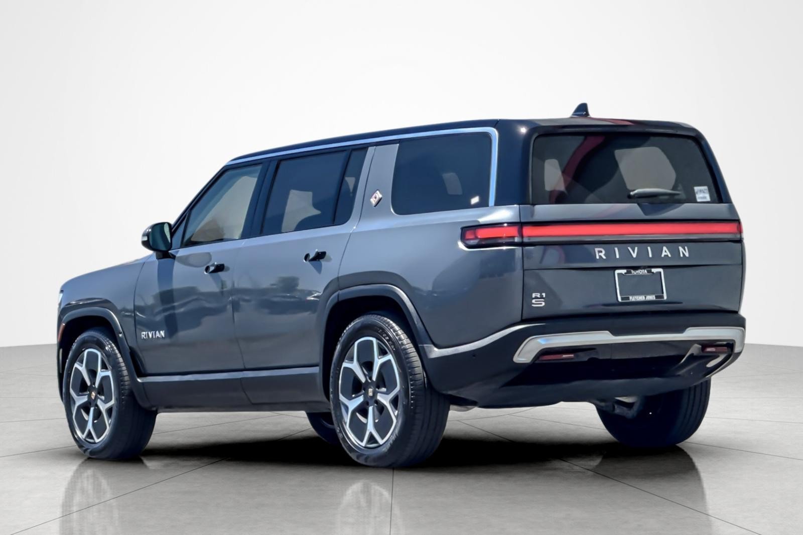 Used 2024 Rivian R1S Adventure AWD/4WD image 3