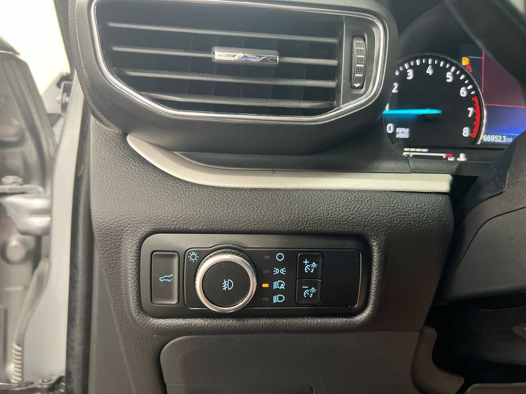 Used 2023 Ford Explorer XLT w/ Equipment Group 202A AWD/4WD image 18