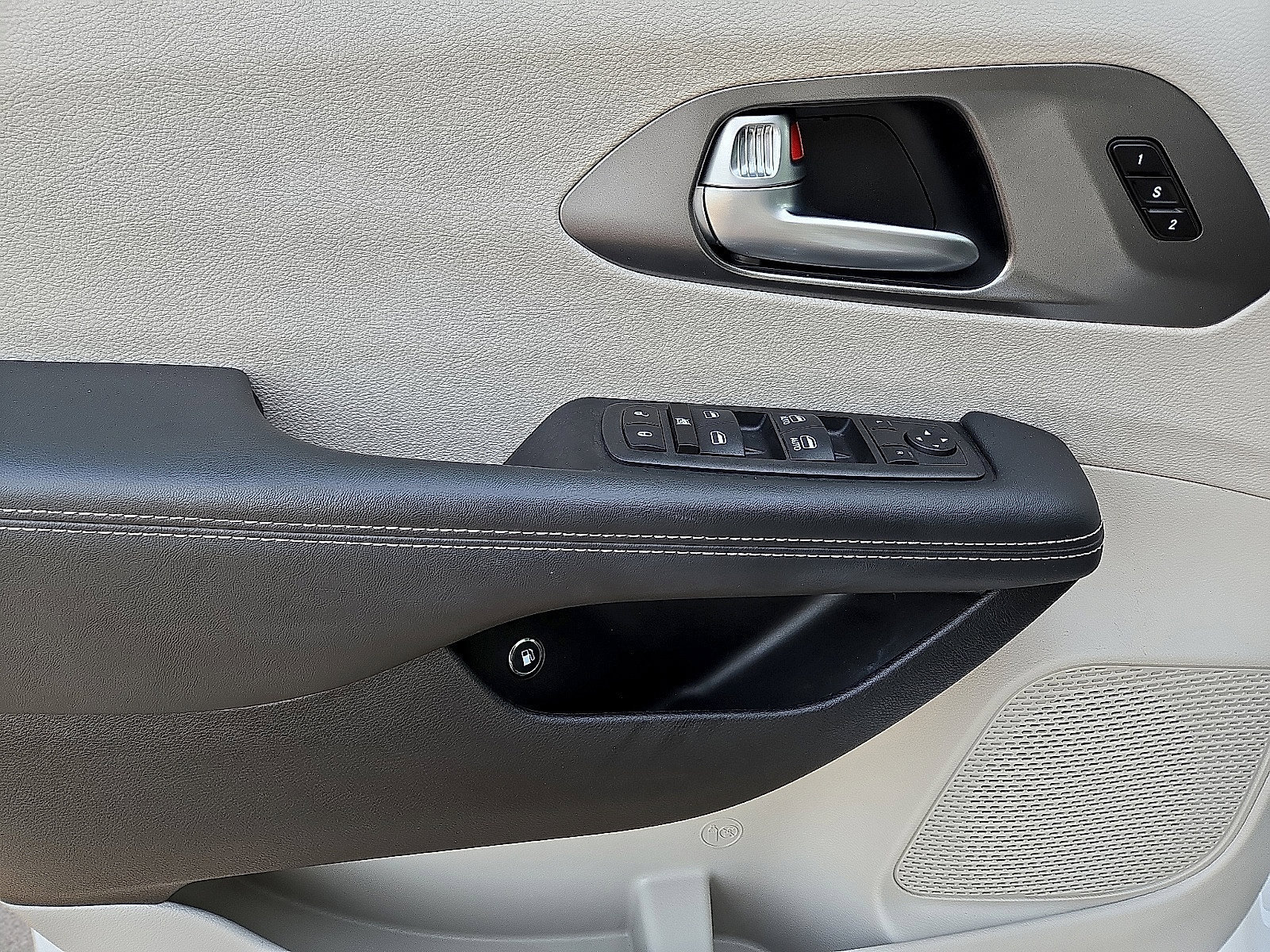 Used 2024 Chrysler Pacifica Limited FWD image 22