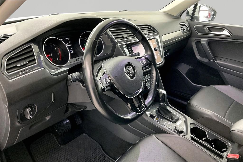 Used 2018 Volkswagen Tiguan SEL AWD/4WD image 16