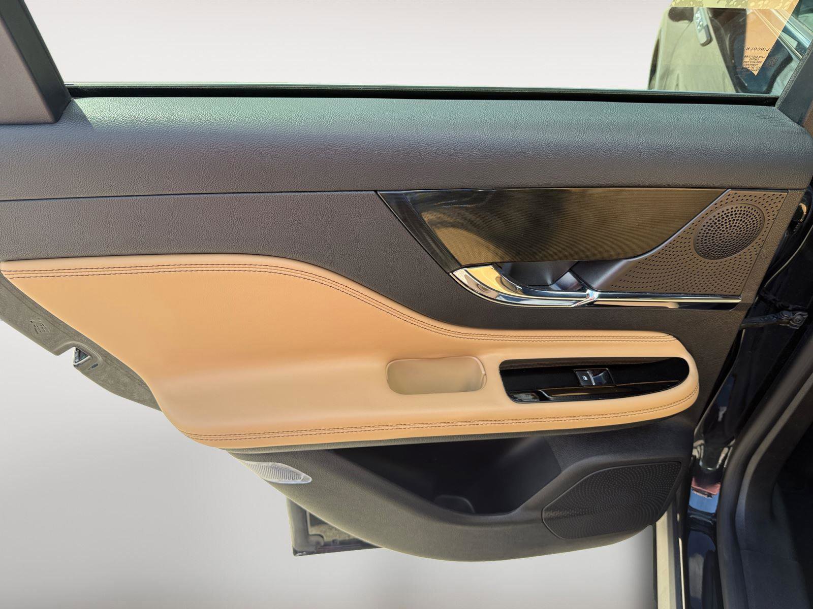 Used 2023 Lincoln Corsair Reserve image 18