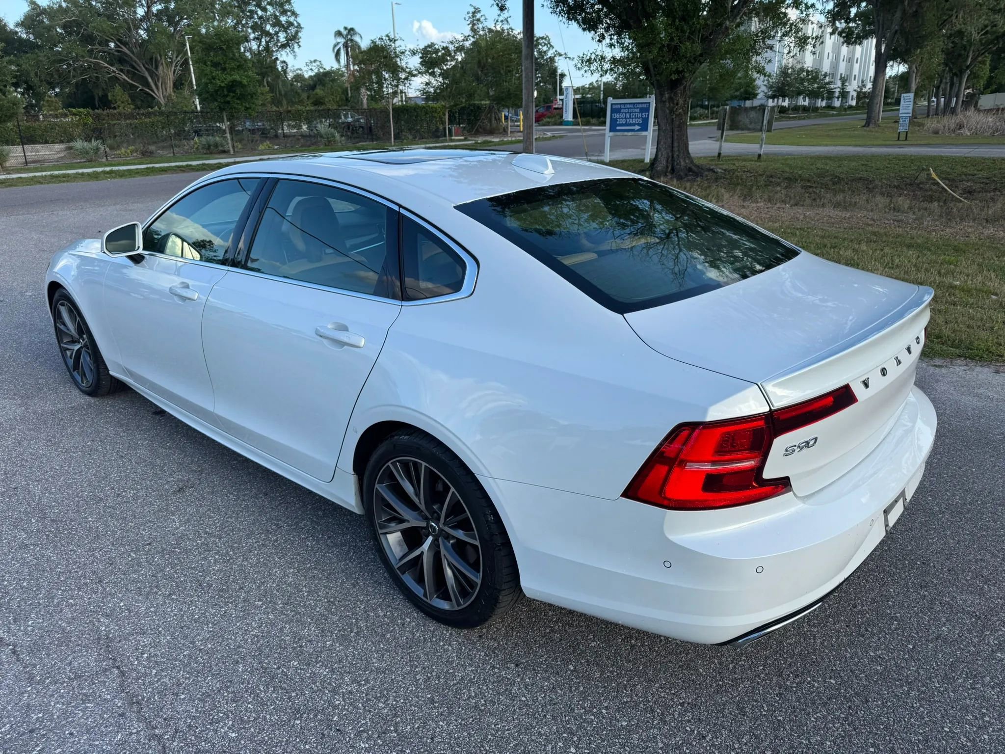 Used 2019 Volvo S90 T6 Momentum image 10