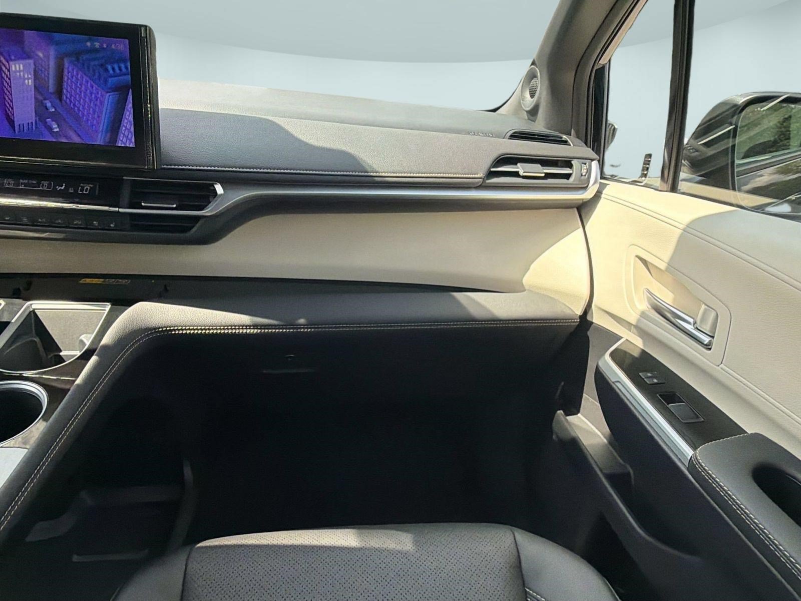 Used 2025 Toyota Sienna Platinum AWD/4WD image 29
